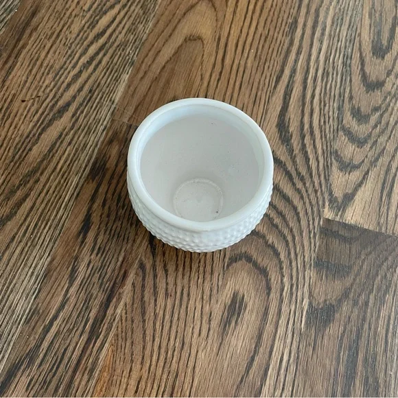 Small White Textured Planter Pot - Picture 2 of 4